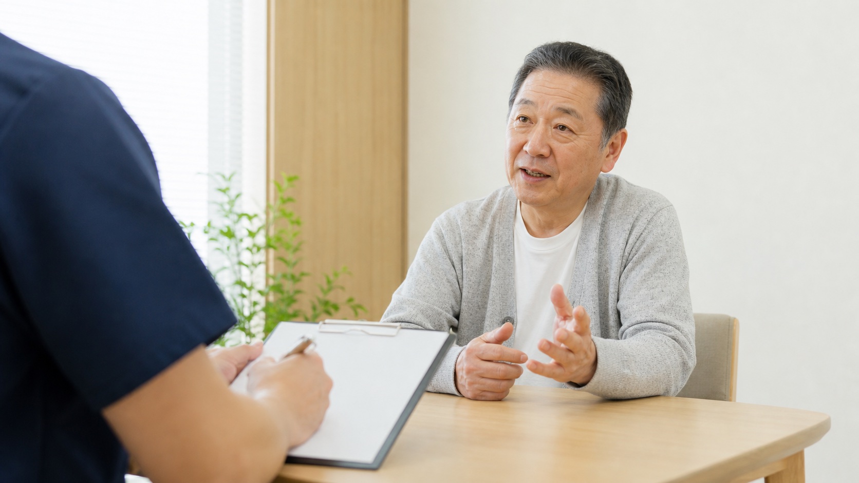 経験豊富な理学療法士が利用者の生活状況まで丁寧に確認する様子